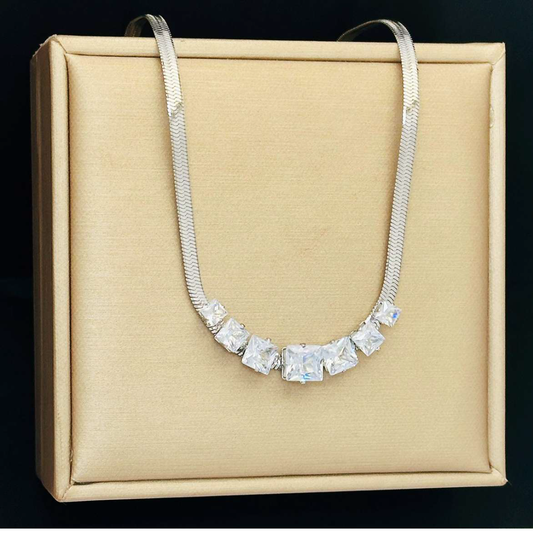 COLLAR PLATEADO DIAMANTES
